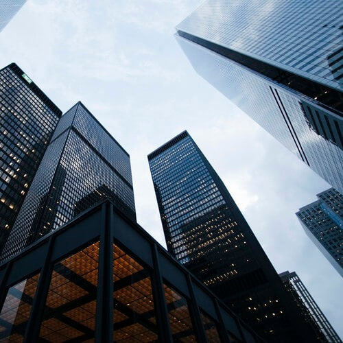 Widok na wieżowce z ziemi