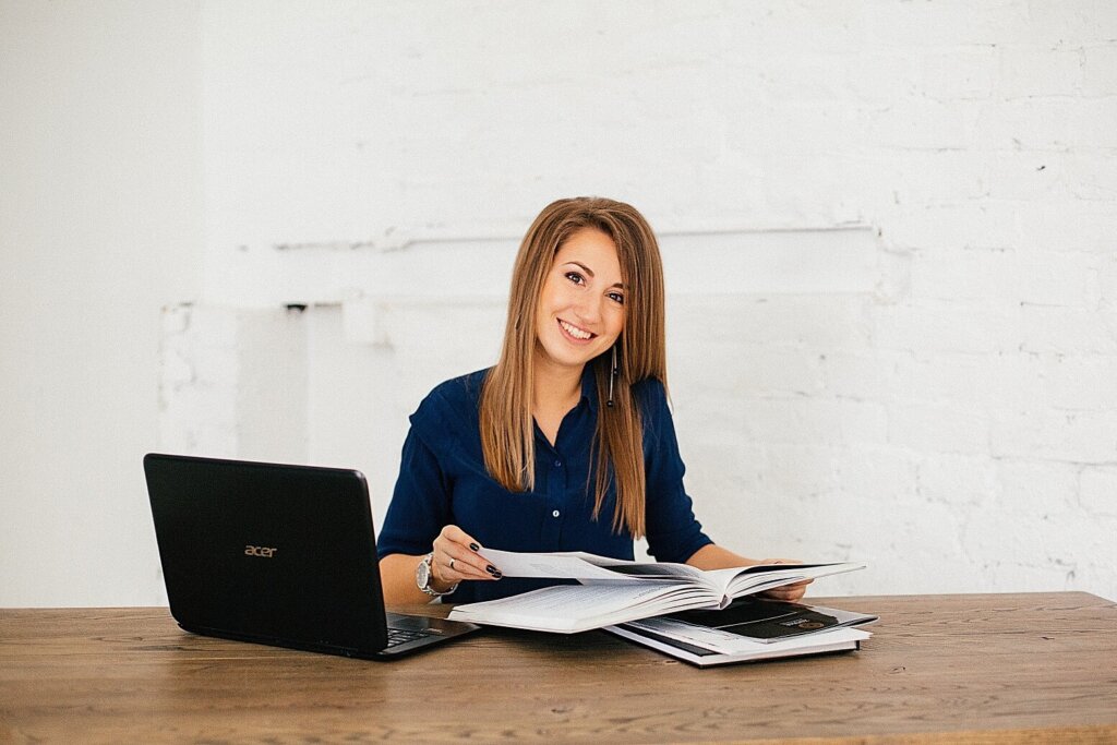 Kobieta przy biurku praująca na laptopie