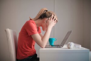 Przepracowana kobieta przed laptopem