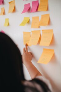 karteczki post it na tablicy
